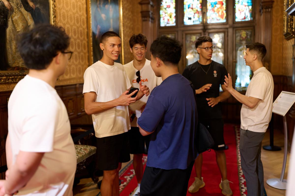 David Popovici și Pan Zhanle au stârnit zâmbete în excursie la Peleș » Ce a vrut să afle chinezul: „Există așa ceva aici?”