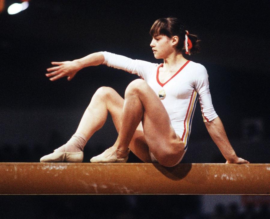 Spre deosebire de majoritatea fostelor sale colege, Nadia Comăneci a scăpat de corecțiile fizice aplicate de Bela Karolyi FOTO Imago Images 10 mituri despre Nadia Comăneci și soții Karolyi: adevăr și ficțiune la 50 de ani de la primul 10 » Omul șters din istorie și misterul bătăilor din sala de antrenament