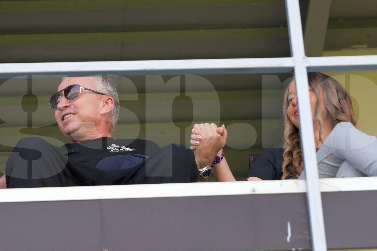 Emoționant: Dan Petrescu, la prima apariție pe stadion, după lupta cu boala » Jennifer l-a ținut de mână