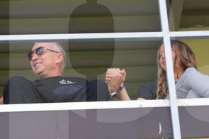 Emoționant: Dan Petrescu, la prima apariție pe stadion, după lupta cu boala » Jennnifer l-a ținut de mână