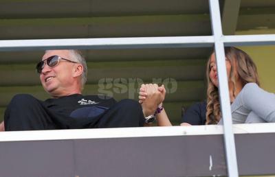 Emoționant: Dan Petrescu, la prima apariție pe stadion, după lupta cu boala » Jennifer l-a ținut de mână