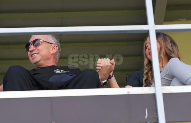 Emoționant: Dan Petrescu, la prima apariție pe stadion, după lupta cu boala » Jennifer l-a ținut de mână