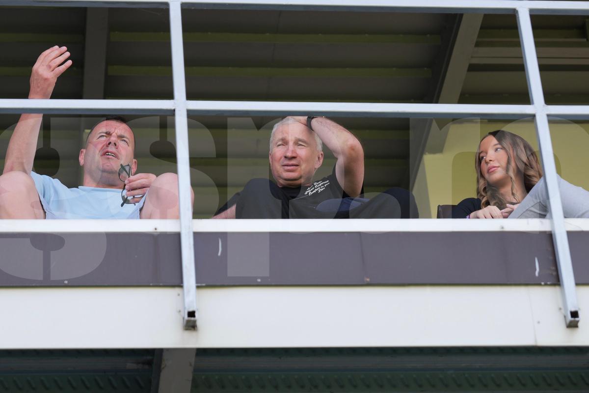 Emoționant: Dan Petrescu, la prima apariție pe stadion, după lupta cu boala » Jennifer l-a ținut de mână
