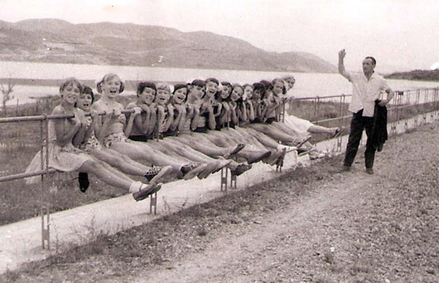 Marcel Duncan alături de micuțele gimnaste pe care le antrena la sfârșitul anilor '60. Foto: arhiva GSP 10 mituri despre Nadia Comăneci și soții Karolyi: adevăr și ficțiune la 50 de ani de la primul 10 » Omul șters din istorie și misterul bătăilor din sala de antrenament
