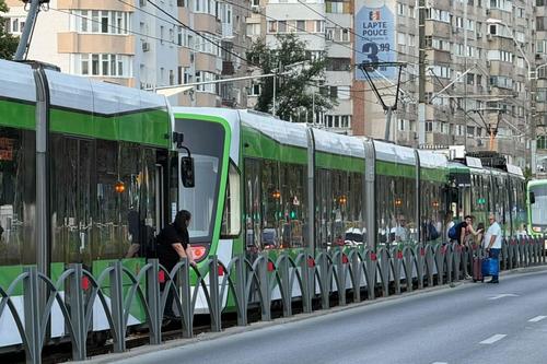 Un tramvai a deraiat, linia 41 blocată, spre disperarea călătorilor