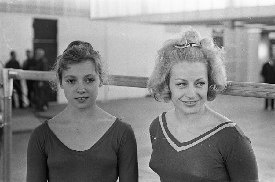 Věra Čáslavská (dreapta) alături de Natalia Kuchinskaya la Campionatele Europene 1967 Foto: Imago Images Perfecțiunea în gimnastică » Istoria notei 10 de la Vera Čáslavská până la Marius Urzică