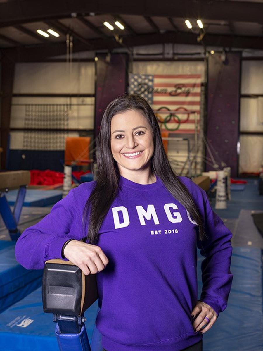 Dominique Moceanu, născută din părinți români, a fost una dintre sportivele din lotul SUA care a acuzat abuzurile exercitate asupra sa de soții Karolyi 10 mituri despre Nadia Comăneci și soții Karolyi: adevăr și ficțiune la 50 de ani de la primul 10 » Omul șters din istorie și misterul bătăilor din sala de antrenament
