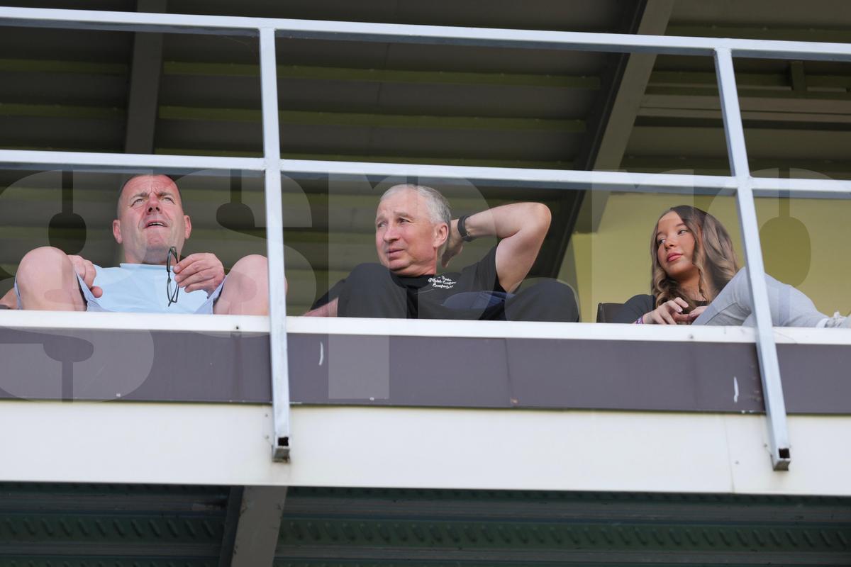 Emoționant: Dan Petrescu, la prima apariție pe stadion, după lupta cu boala » Jennifer l-a ținut de mână