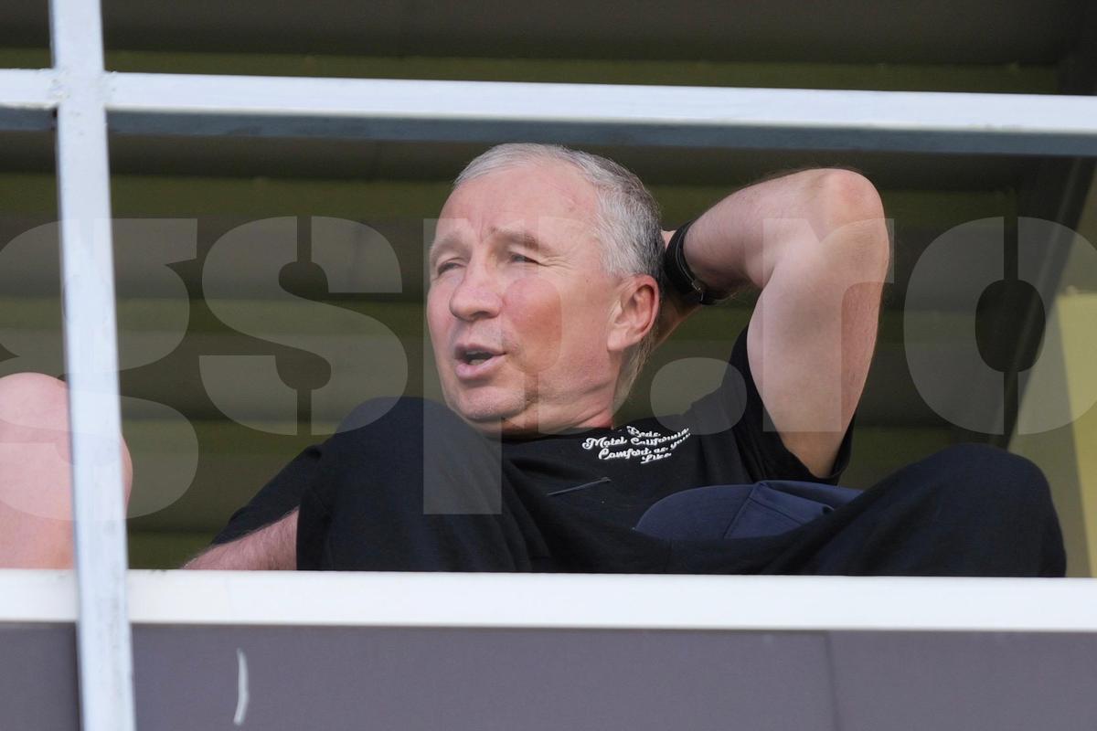 Emoționant: Dan Petrescu, la prima apariție pe stadion, după lupta cu boala » Jennifer l-a ținut de mână