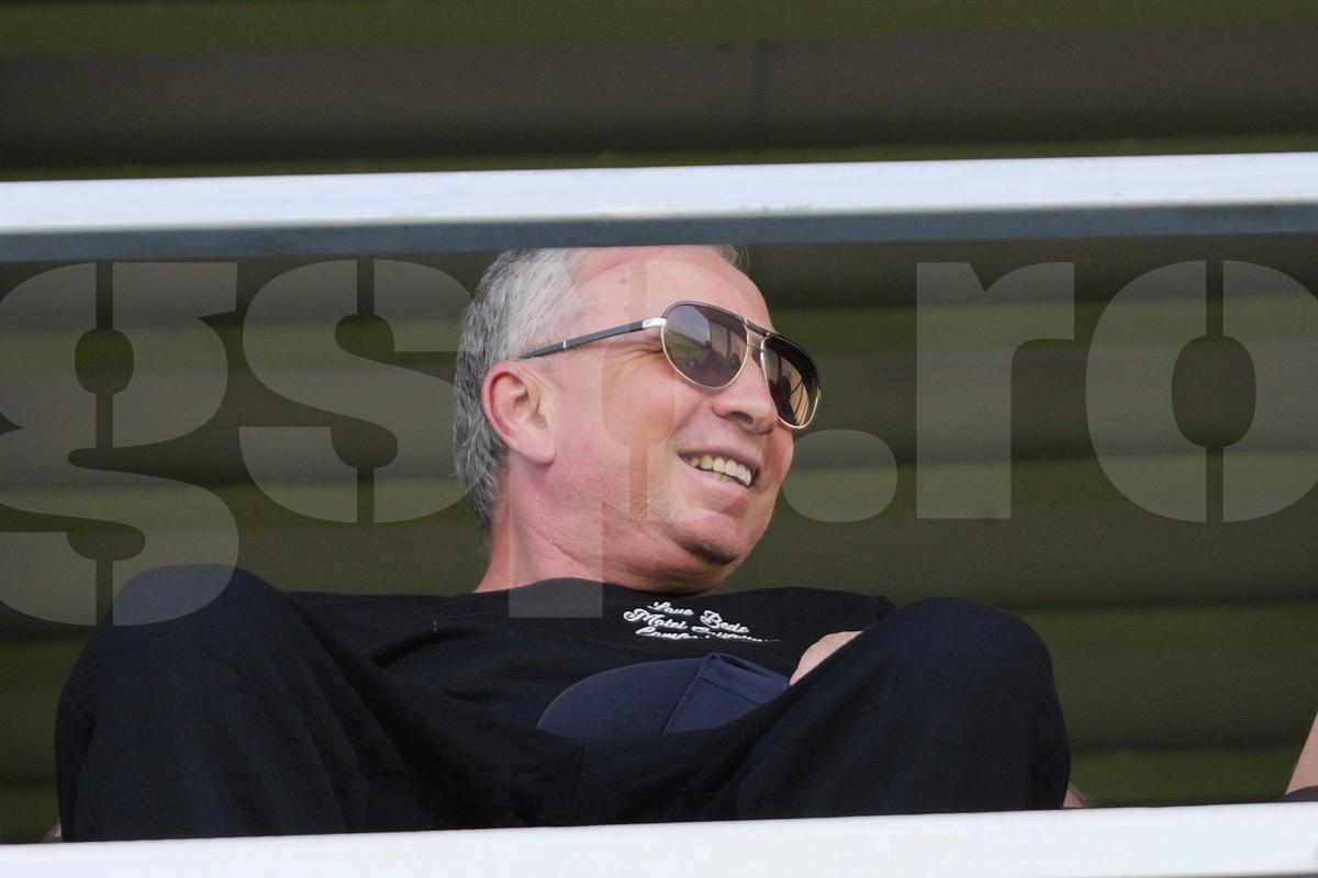 Emoționant: Dan Petrescu, la prima apariție pe stadion, după lupta cu boala » Jennifer l-a ținut de mână