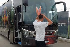 Și-au pus mâinile în cap când l-au văzut! » Cum arată noul autocar al lui FCSB, după colantare. Inaugurat astăzi, în Ghencea
