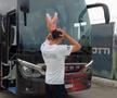Jucătorii și-au pus mâinile în cap când au văzut noul autocar