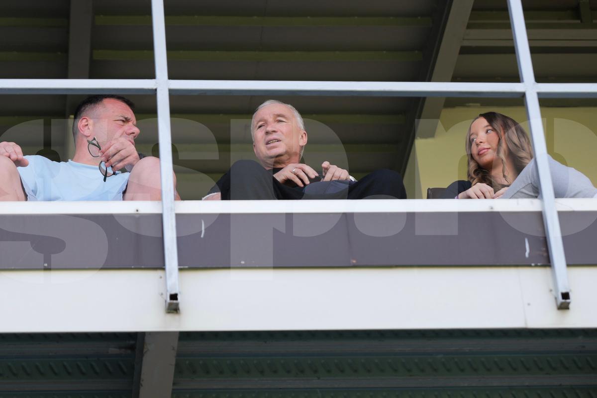 Emoționant: Dan Petrescu, la prima apariție pe stadion, după lupta cu boala » Jennifer l-a ținut de mână