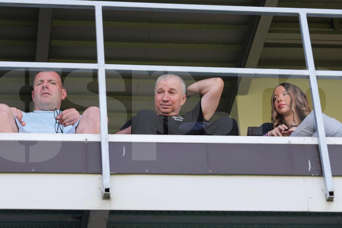 Emoționant: Dan Petrescu, la prima apariție pe stadion, după lupta cu boala » Jennifer l-a ținut de mână