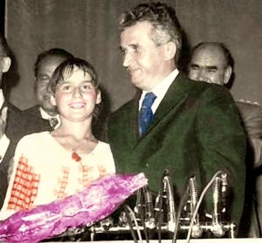 Nadia Comăneci a devenit imediat un instrument de propagandă pentru regimul comunist după triumful de la Montreal 1976 10 mituri despre Nadia Comăneci și soții Karolyi: adevăr și ficțiune la 50 de ani de la primul 10 » Omul șters din istorie și misterul bătăilor din sala de antrenament