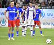 Florin Tănase bate penalty în FCSB - FC Argeș 2-0. Octavian Popescu, în fundal // Foto: Cristi Preda
