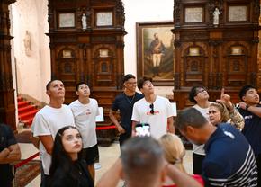 David Popovici și Pan Zhanle au stârnit zâmbete în excursie la Peleș » Ce a vrut să afle chinezul: „Există așa ceva aici?”