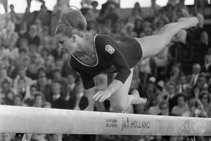 Vera Čáslavská evoluând la bârnă la Campionatele Europene din 1967 Foto: Imago Images Perfecțiunea în gimnastică » Istoria notei 10 de la Vera Čáslavská până la Marius Urzică
