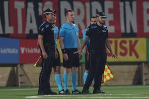 Scandal uriaș în Conference League! Penalty acordat în prelungiri după o fază incredibilă: jucătorii au izbucnit, iar arbitrii au ieșit sub escorta poliției