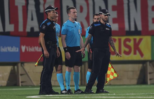 Scandal uriaș în Conference League! Penalty acordat în prelungiri după o fază incredibilă: jucătorii au izbucnit, iar arbitrii au ieșit sub escorta poliției