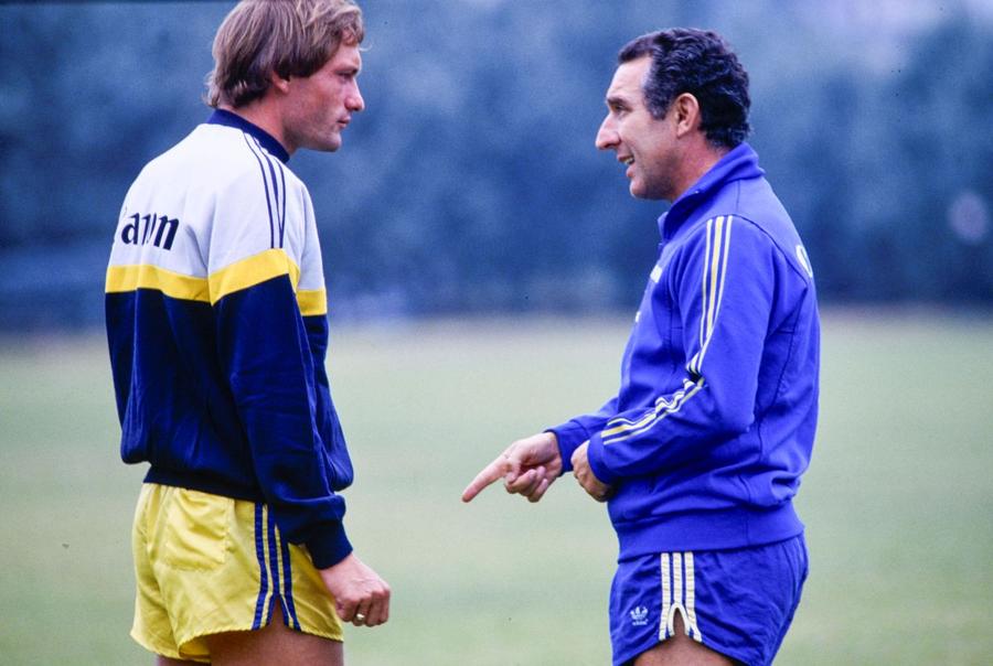 Antrenorul Osvaldo Bagnoli și atacantul danez Preben Elkajer Larsen în sezonul 1984-1985 la Hellas Verona / Foto: Imago Doliu în fotbalul italian: s-a stins antrenorul care a scris istorie în Serie A » A venit în trei rânduri la București!
