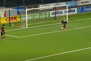 Faza săptămânii în Europa! Căpitanul a pus deliberat mâna pe minge în propriul careu, penalty și s-a declanșat urgia!