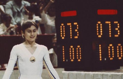 Nadia Comăneci și celebra tabelă de la Montreal, incapabilă să afișeze nota 10, transformată într-un ocazional 1.00