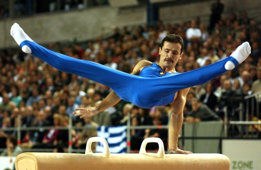 Marius Urzică într-o evoluție la cal cu mânere în 2002 Foto: Imago Images Perfecțiunea în gimnastică » Istoria notei 10 de la Vera Čáslavská până la Marius Urzică