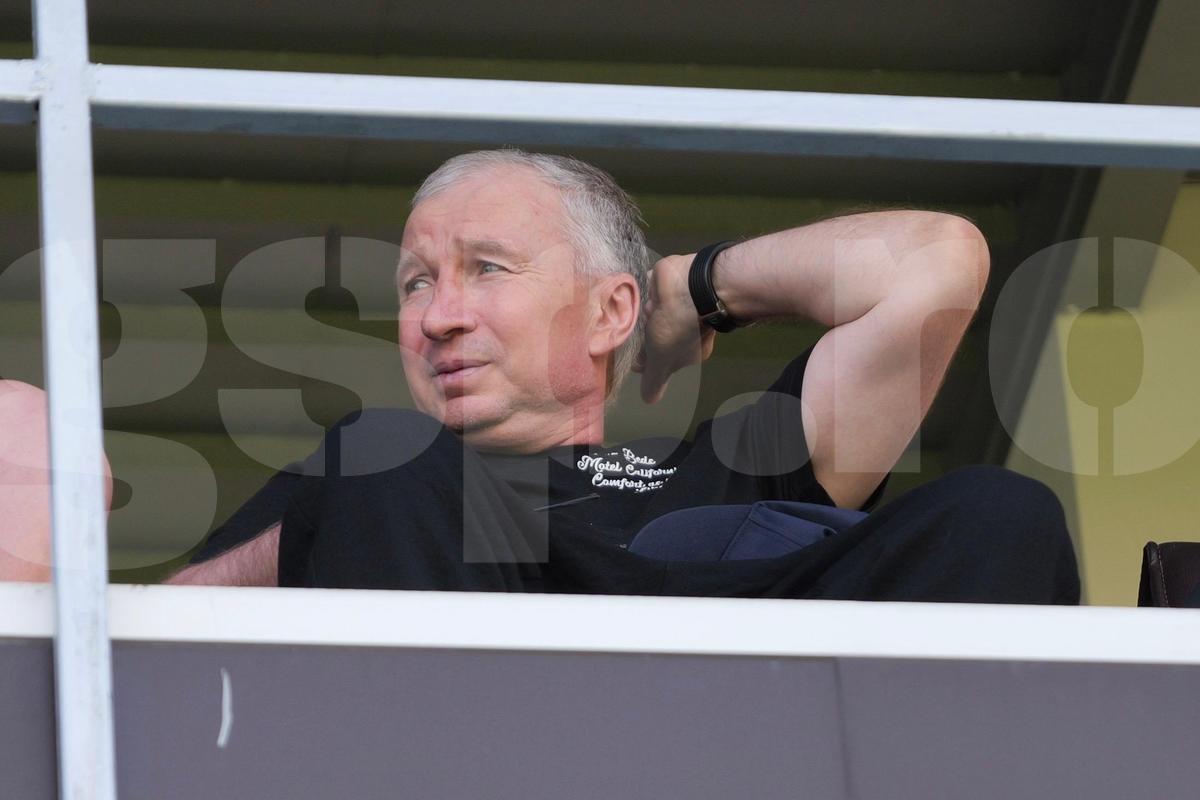 Emoționant: Dan Petrescu, la prima apariție pe stadion, după lupta cu boala » Jennifer l-a ținut de mână
