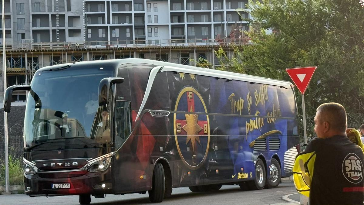 Fotbaliștii lui FCSB au mers pentru prima dată cu noul autocar