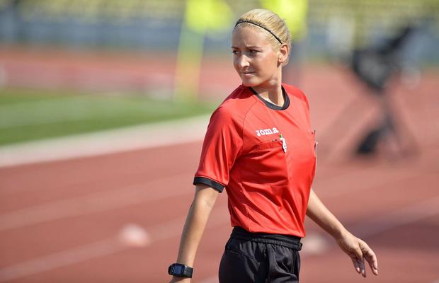 GALERIE FOTO A „furat” toate privirile. Arbitra de rezervă a entuziasmat asistența de la derby-ul FC Argeș - U Cluj