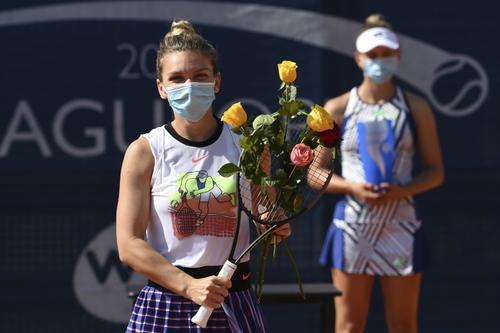 Simona Halep a primit trandafiri în rachetă ala festivitatea de premiere, toc mai pentru a se respecta distanțarea FOTO Guliver/GettyImages