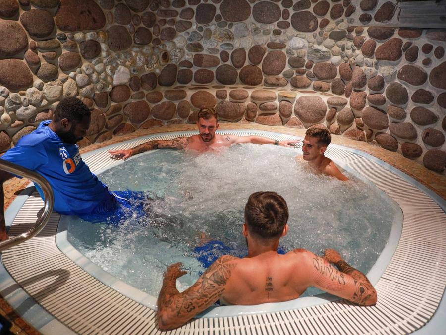 La un chat, în jacuzzi CS U Craiova, la înălțime! Oltenii, la 3.000 de metri altitudine pentru titlu