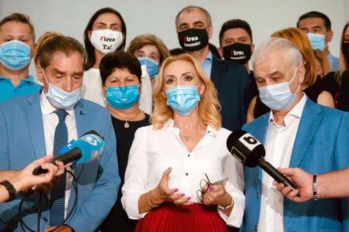 Anghel Iordănescu, în stânga Gabrielei Firea