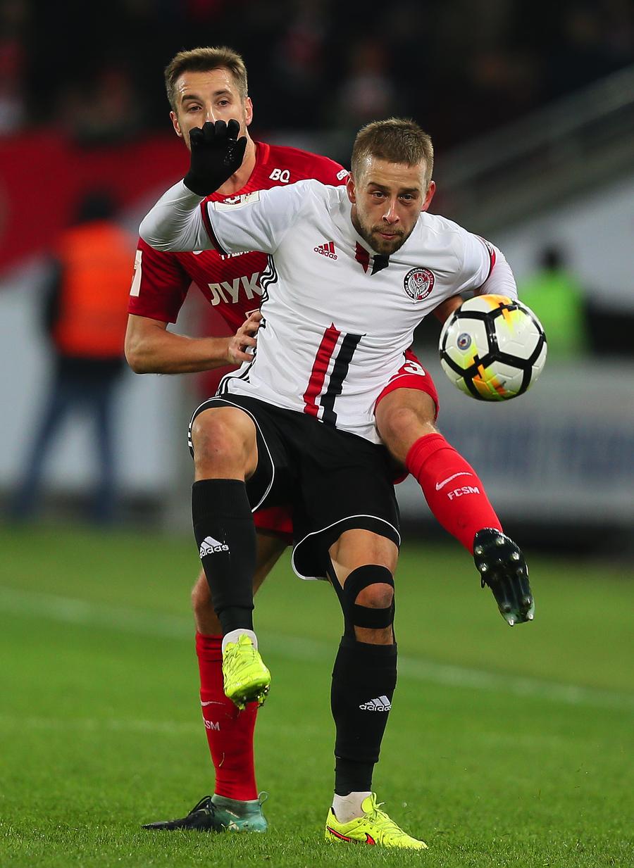 Janusz Gol (alb), la Amkar Perm // foto: Guliver/gettyimages Au dat drumul la treabă! Dinamo s-a înțeles cu un jucător trecut pe la FCSB și cu un polonez experimentat + tatonări cu vedetele unei echipe de play-off