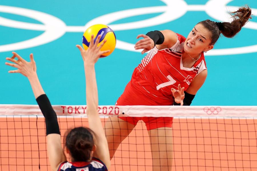 Hande Baladin într-un atac contra Chinei, la Jocurile Olimpice / foto: Guliver/Getty Images Mesaj categoric înainte de România - Turcia la volei: „Vrem să obținem o medalie!”