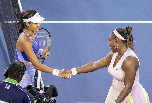 Emma Răducanu, alături de Serena Williams // foto: Imago Images