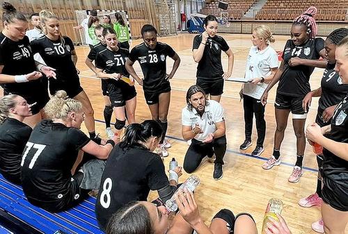 Antrenorul Adrian Vasile dând indicații la un timeout în a doua partidă cu Krim/ FOTO: CSM București