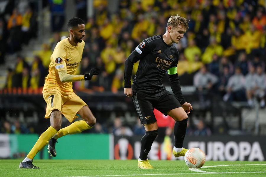 Amahl Pellegrino, pe urmele lui Odegaard în duelul de anul trecut, din Europa League / FOTO: GettyImages Pentru Sepsi urmează testul suprem » Adversar infernal în play-off-ul Conference League! I-a administrat lui Mourinho o umilință istorică