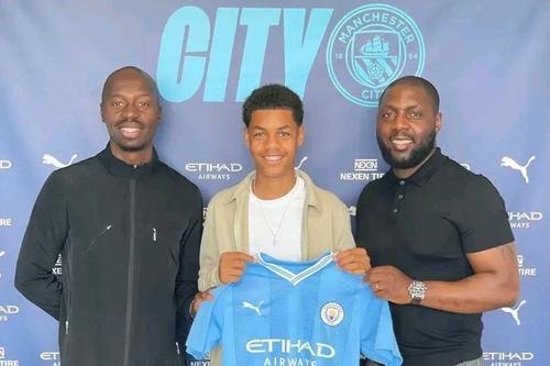 Tyrese Noubissie, un francez de la Leicester, a fost prezentat de Manchester City, care îl consideră un tânăr foarte precoce și cu un potențial enorm de creștere.