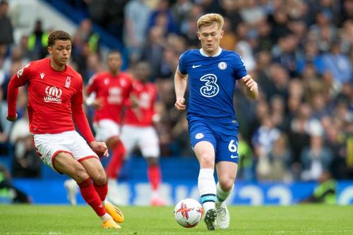 Lewis Hall (dreapta) face pasul de la Chelsea la Newcastle United. 
Foto: Imago