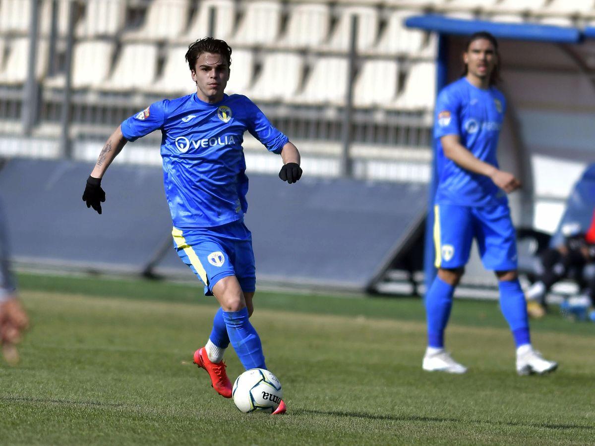 În urmă cu 3 sezoane era mare speranță în Superliga. Acum, fotbalistul format de Dinamo și Inter pozează ca fotomodel