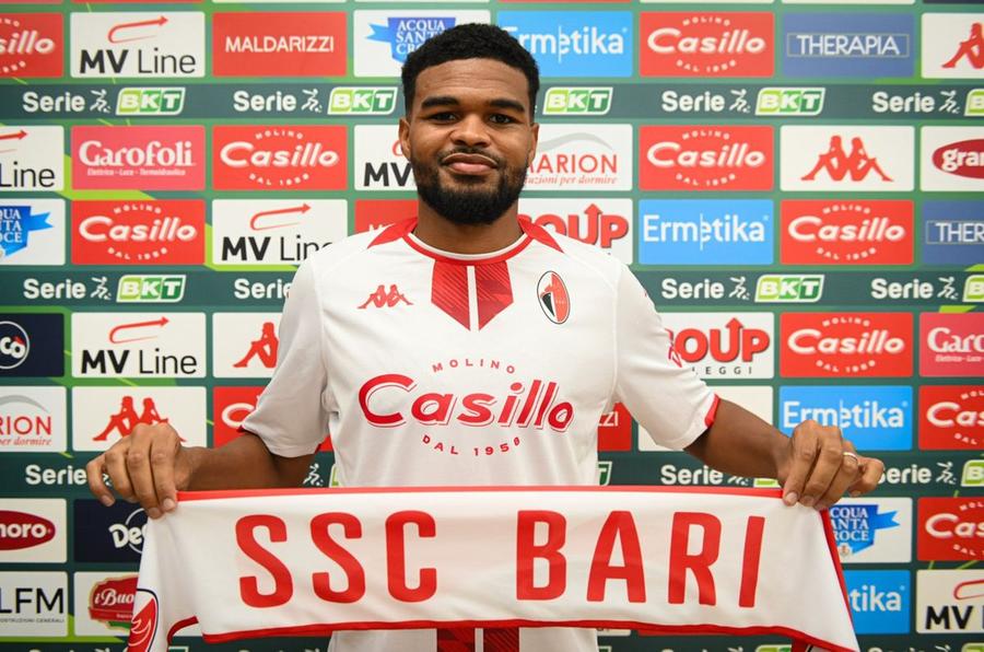 Edjouma, prezentat oficial de Bari: „Achiziționat de la FC Steaua București. Malcom este biancorosso!”