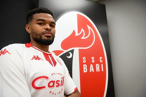 Malcom Edjouma, în tricoul lui Bari // sursă foto: Twitter @ sscalciobari