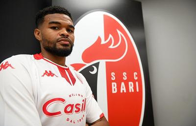 Edjouma, prezentat oficial de Bari: „Achiziționat de la FC Steaua București. Malcom este biancorosso!”