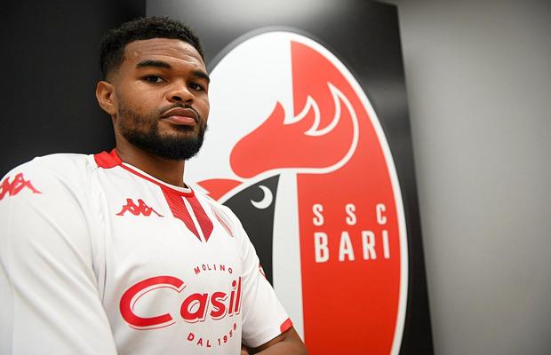 Edjouma, prezentat oficial de Bari: „Achiziționat de la FC Steaua București. Malcom este biancorosso!”
