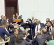 Un fost fotbalist a provocat o bătaie generală în parlamentul Turciei: pumni, sânge pe podea și acuzații de terorism!