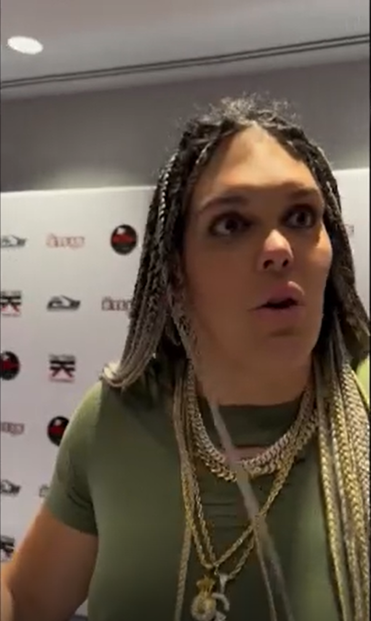 Craig Jones a sărutat-o cu forța pe Gabi Garcia