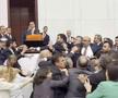 Un fost fotbalist a provocat o bătaie generală în parlamentul Turciei: pumni, sânge pe podea și acuzații de terorism!