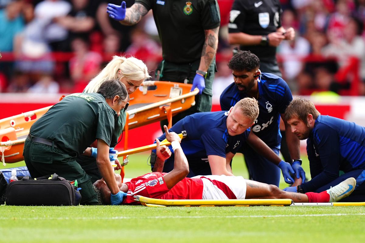 Imagini dure » Accidentare gravă în Premier League. Au făcut scut în jurul fotbalistului